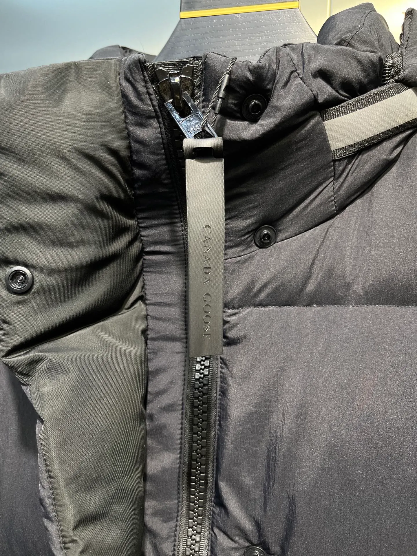 P1100 Canada Goose 🌟Canada Goose🇨🇦 Unisex down jacket, couple style, imported 90% duck down, collar is Canadian wild coyote hair, checkered double-layer inner liner with no velvet, thick velvet filling, level 5 cold protection, only one goose is needed to prevent freezing in winter, the stitching is perfect! I will buy another version this year, all accessories and materials will follow the original size: xs-xxl